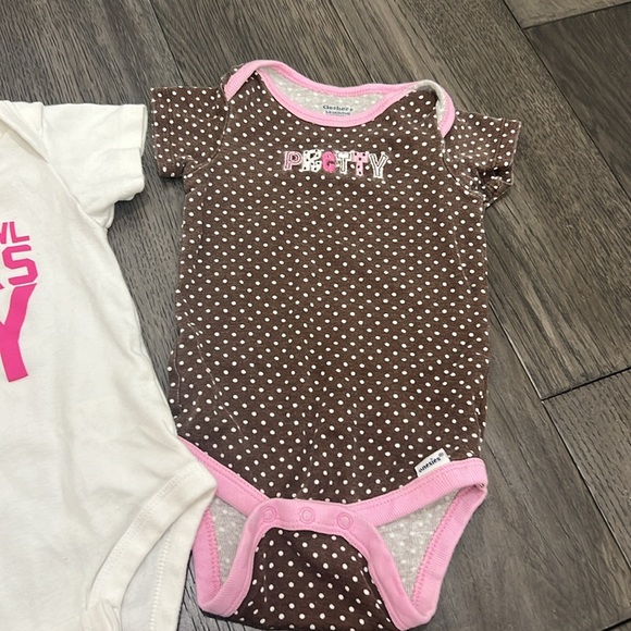 Bundle of girls Jordan, short sleeve onesie and Gerber onesies - Picture 5 of 9